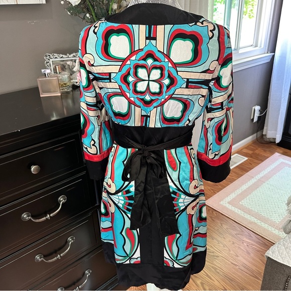 BeBe 100% Silk Graphic V-Neck Dress Size Small - Picture 10 of 16